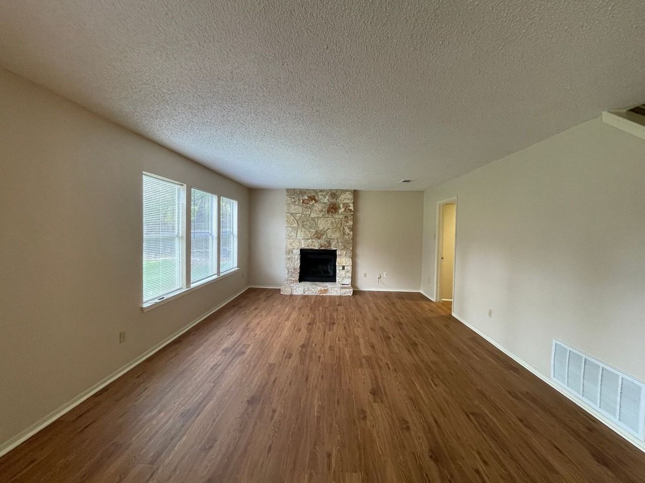 8116 Pilgrims Pl - Photo 3 of 36