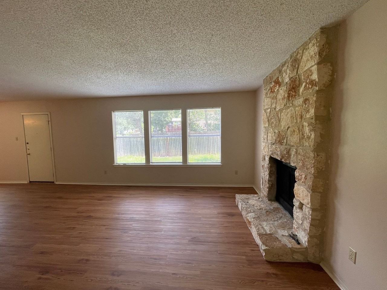 8116 Pilgrims Pl - Photo 4 of 36