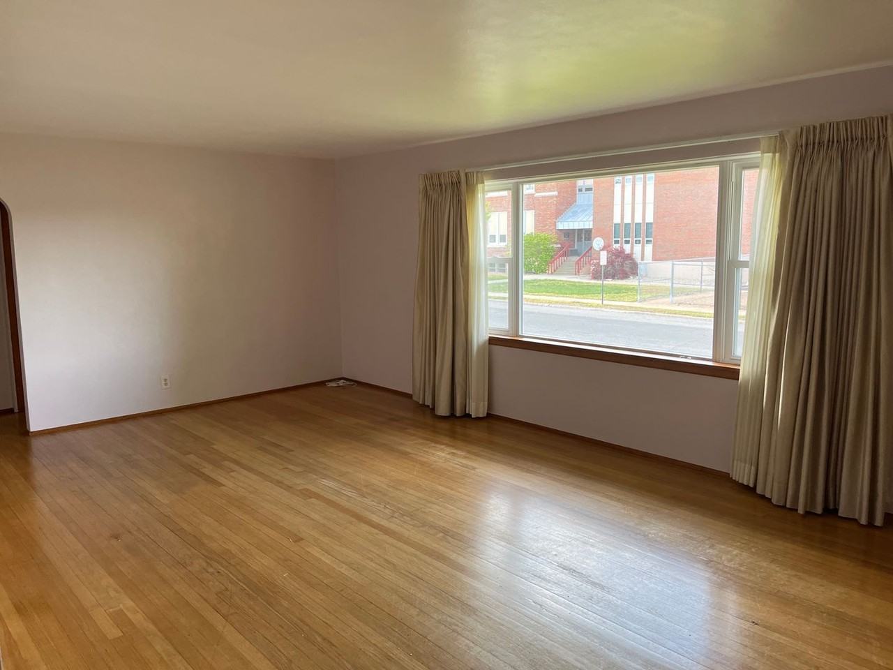 526 E Lorena Ave - Photo 2 of 12