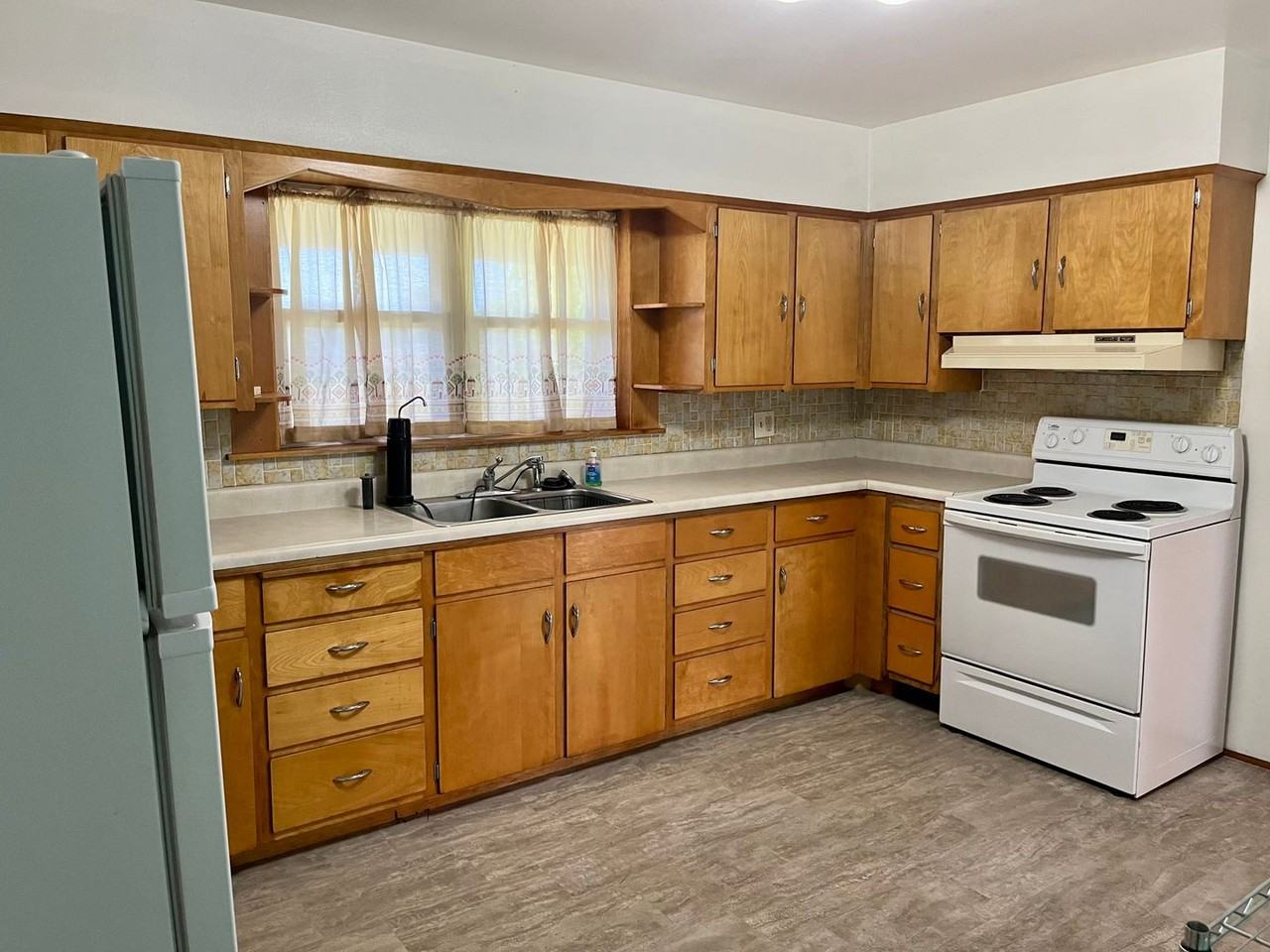 526 E Lorena Ave - Photo 3 of 12