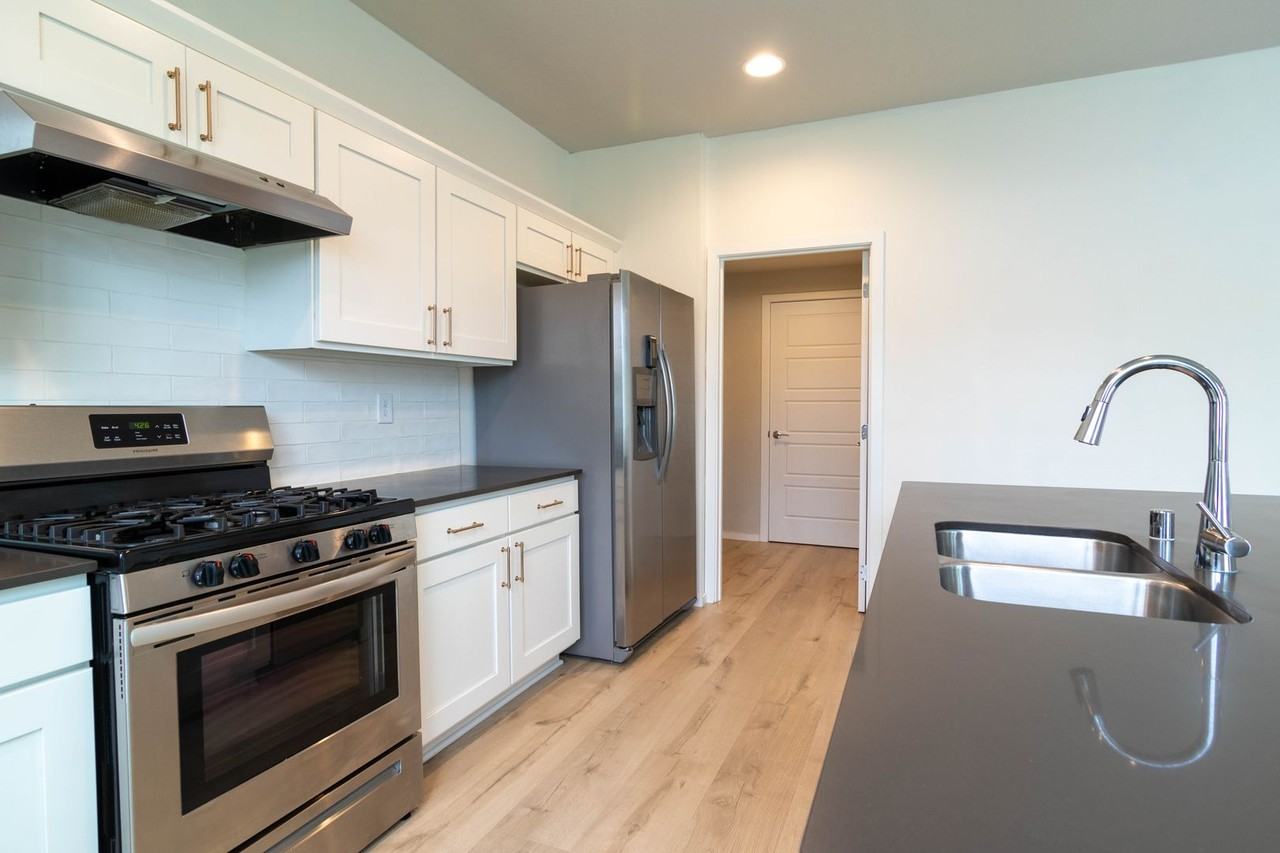 8006 S Fruitvale Ln - Photo 2 of 25