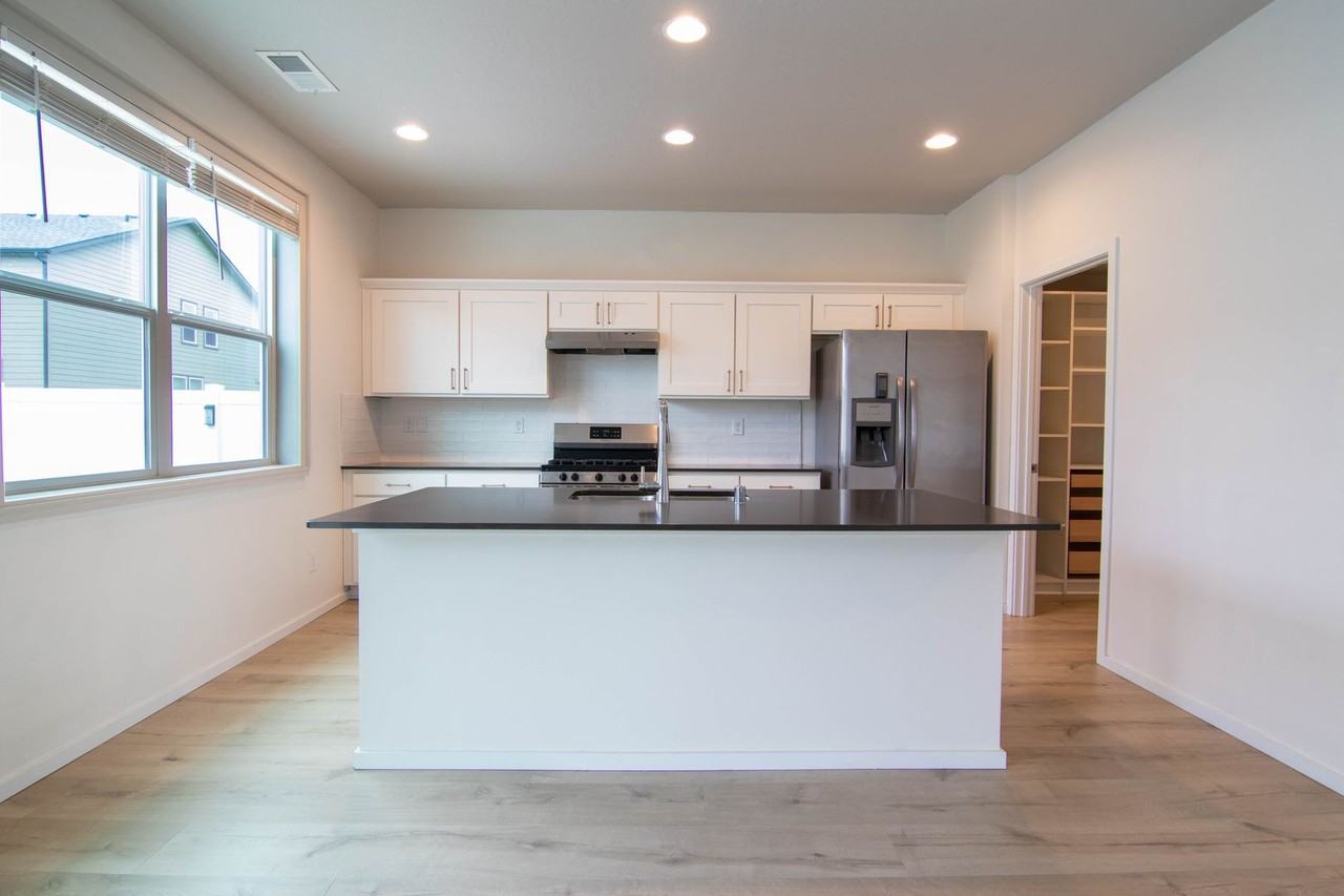 8006 S Fruitvale Ln - Photo 3 of 25