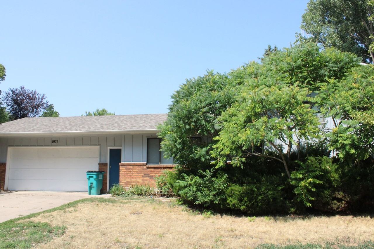 1921 S Lemay Ave - Photo 2 of 17