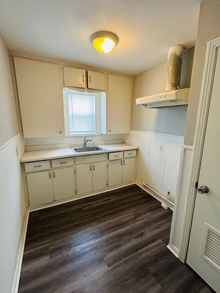 4623 Memorial Dr - Photo 2 of 7