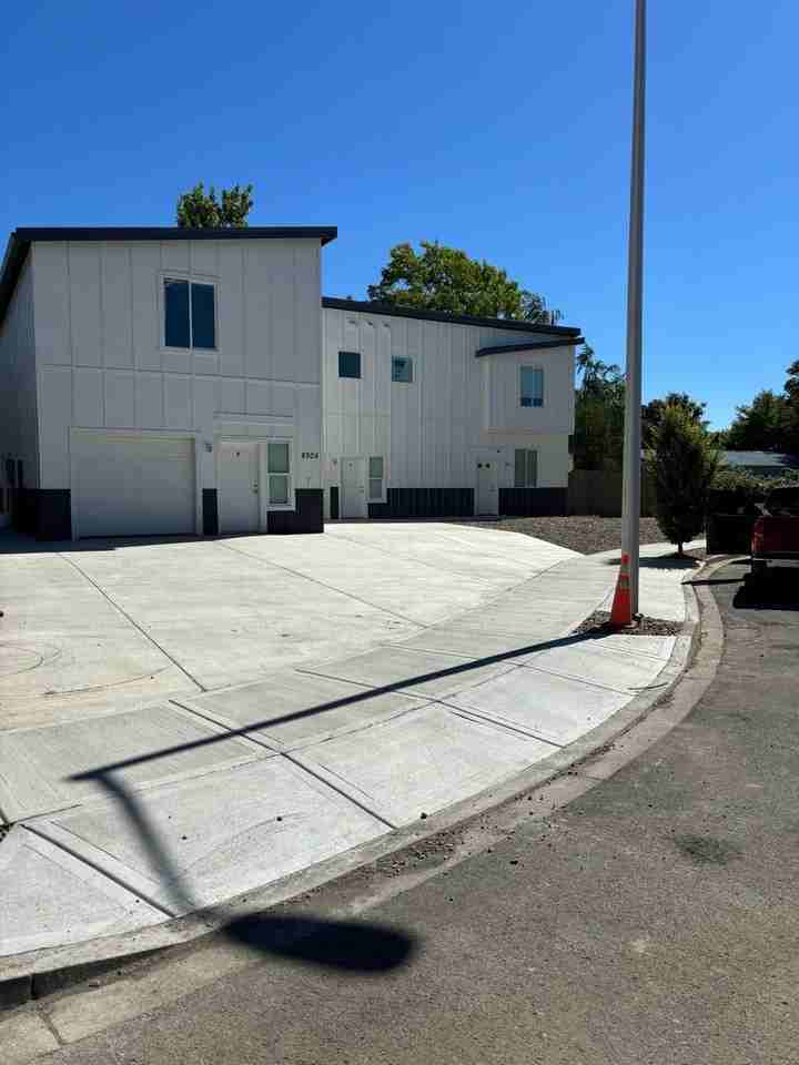 8505 Ne 5th St - Photo 2 of 20