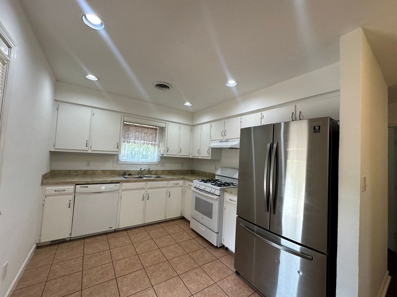 330 E Wilson Ave - Photo 2 of 19