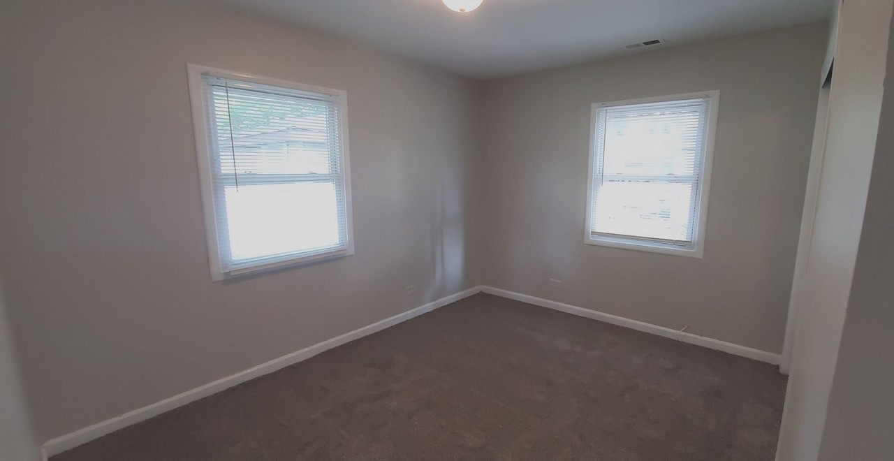 16792 Western Ave - Photo 3 of 12