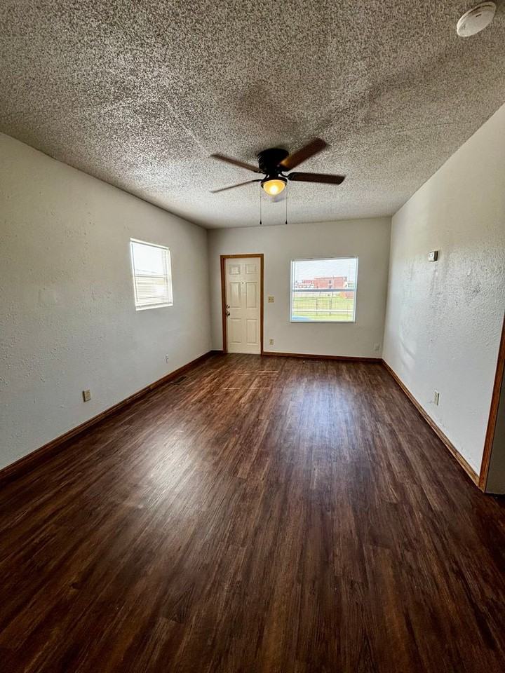 110 E Jenkins St - Photo 3 of 18