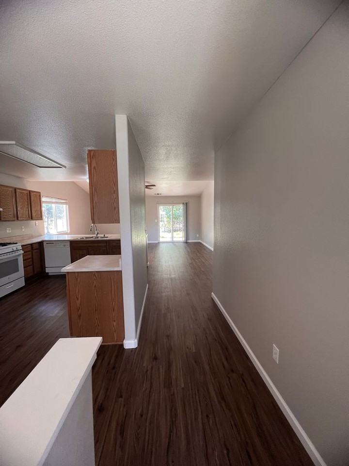 1692 Mount Whitney Ave - Photo 7 of 17