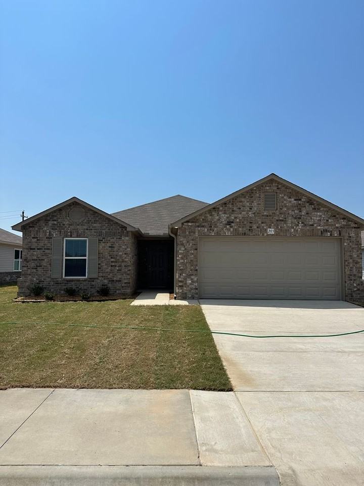 203 Logan Dr - Photo 4 of 24