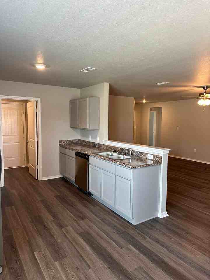 203 Logan Dr - Photo 5 of 24