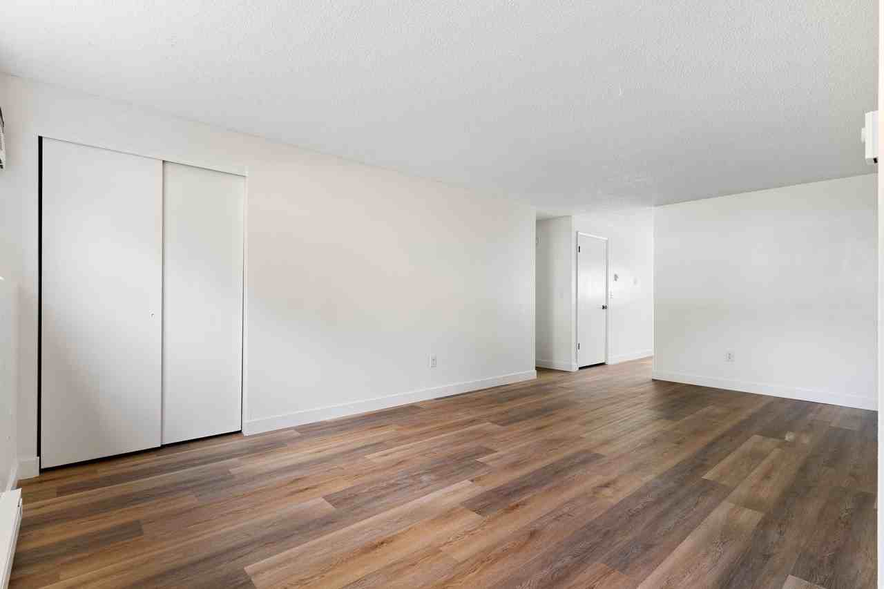 1036 E Desmet Ave - Photo 3 of 29