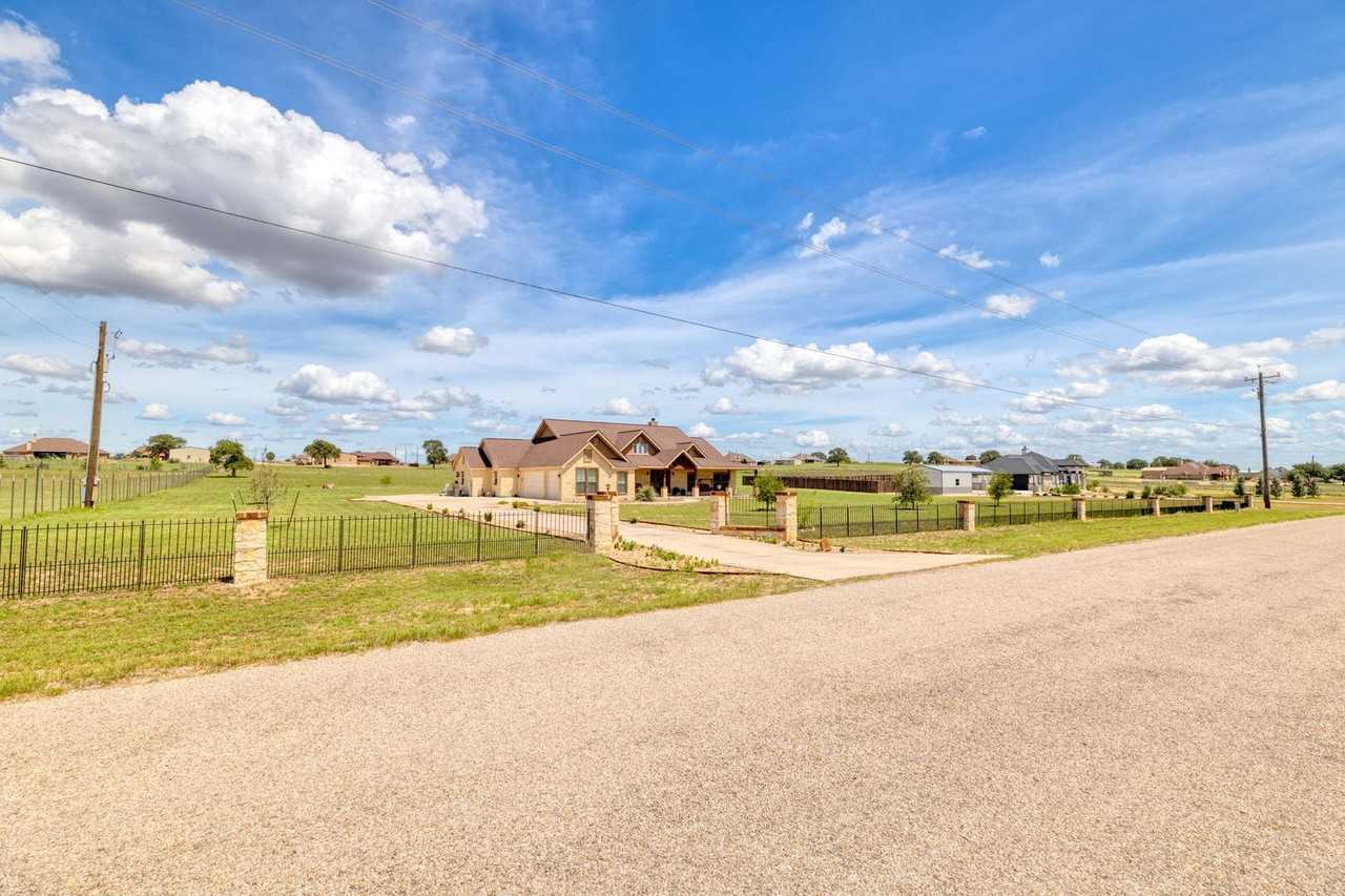 185 Triple R Dr - Photo 2 of 28