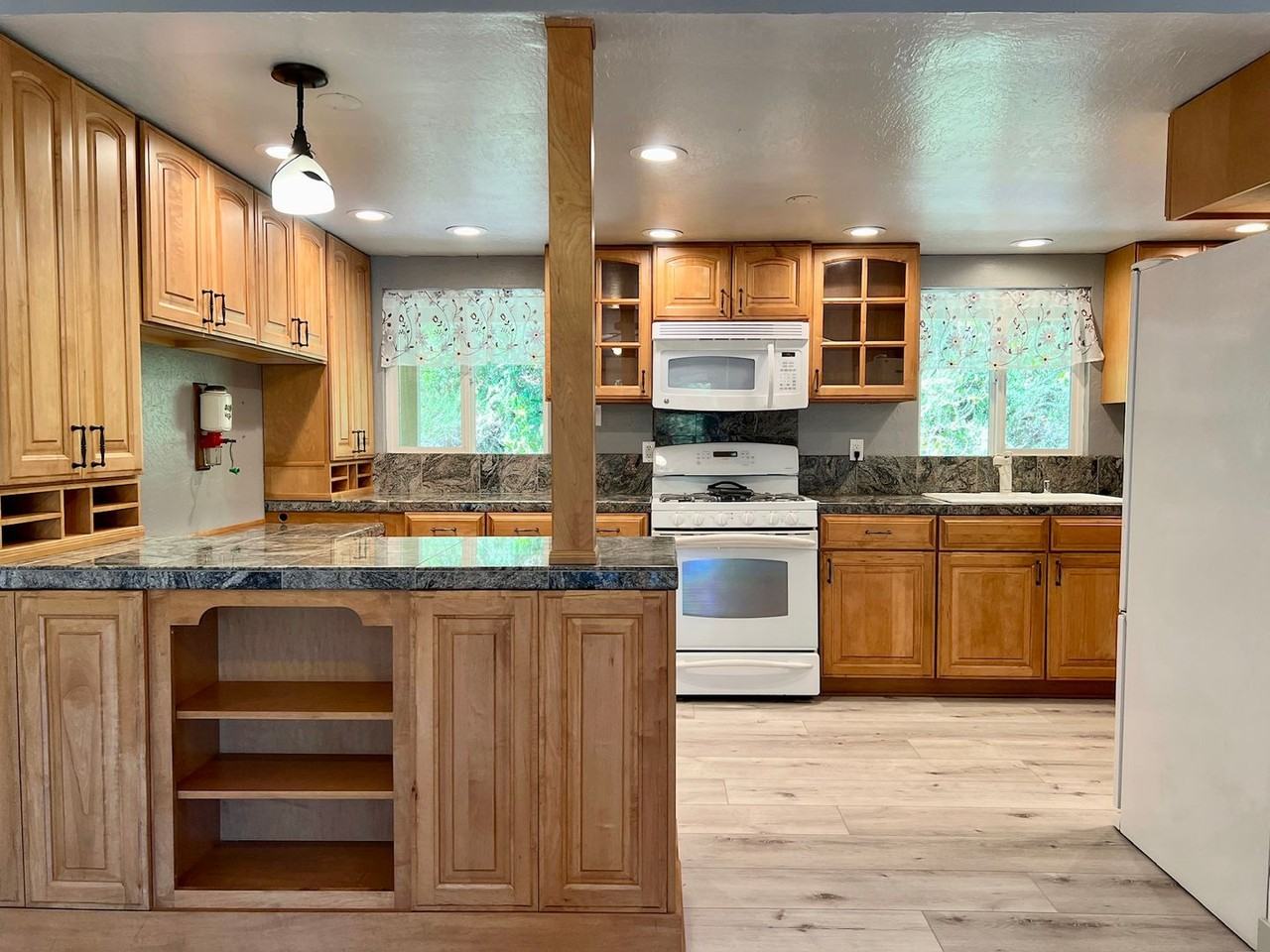 2500 Covenant Ln - Photo 2 of 15