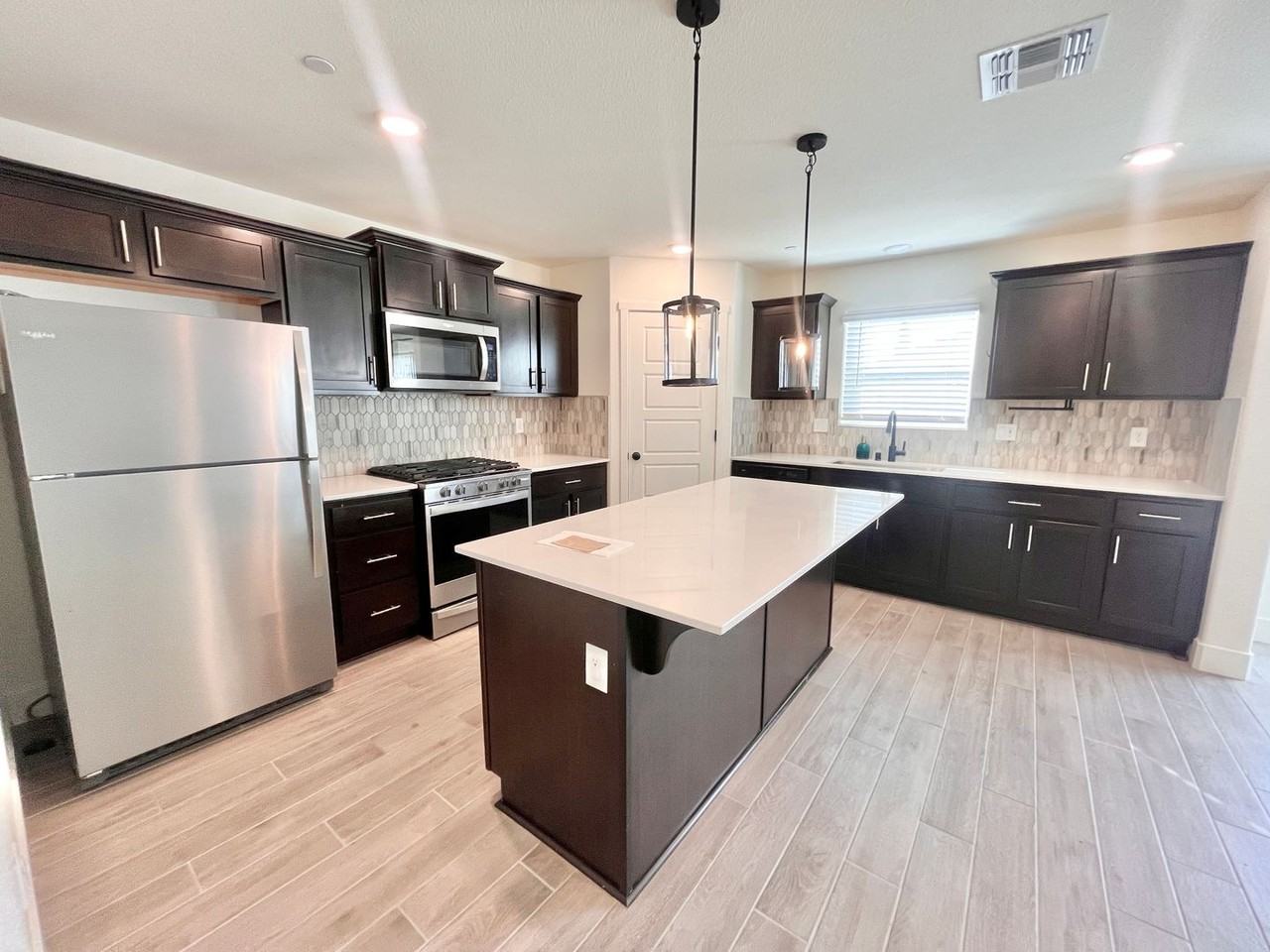 1602 Dodder Dr - Photo 7 of 27
