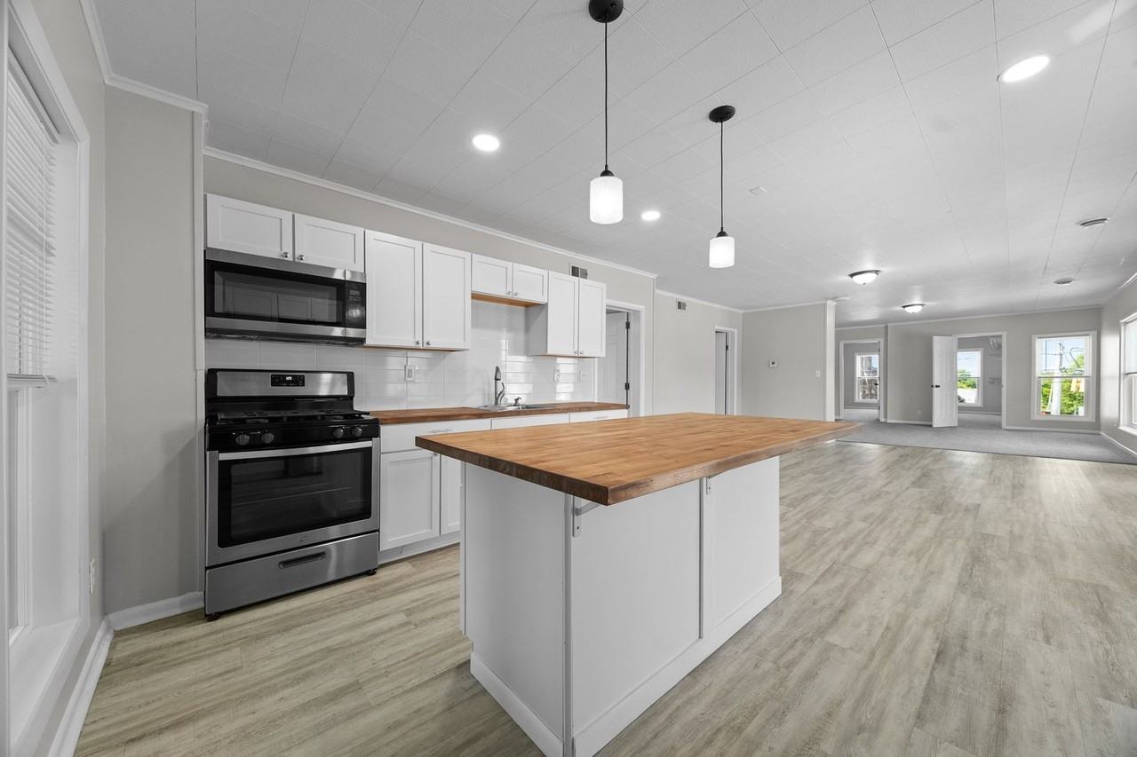 801 W 26th St - Photo 3 of 36