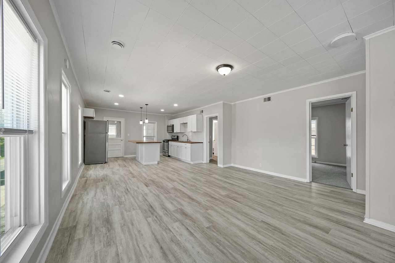 801 W 26th St - Photo 5 of 36