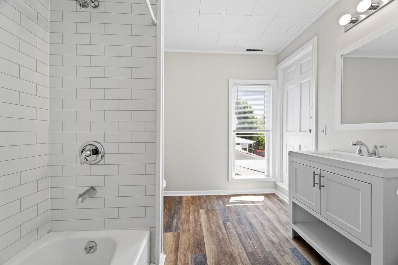 801 W 26th St - Photo 6 of 36