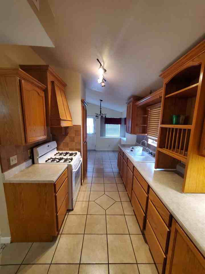 1713 Dave Elliott Dr - Photo 3 of 17