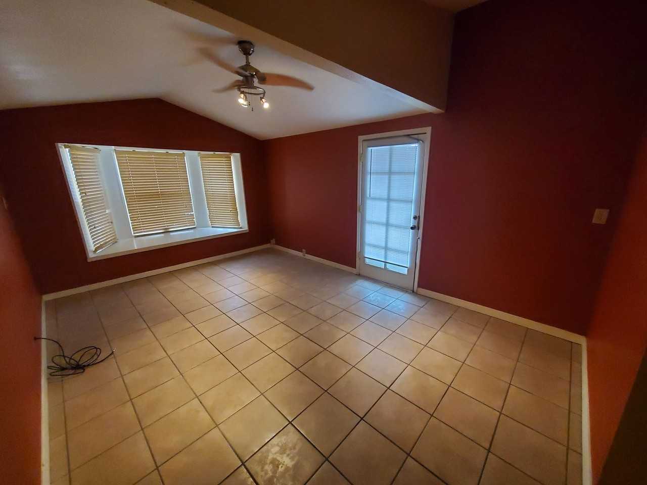 1713 Dave Elliott Dr - Photo 2 of 17