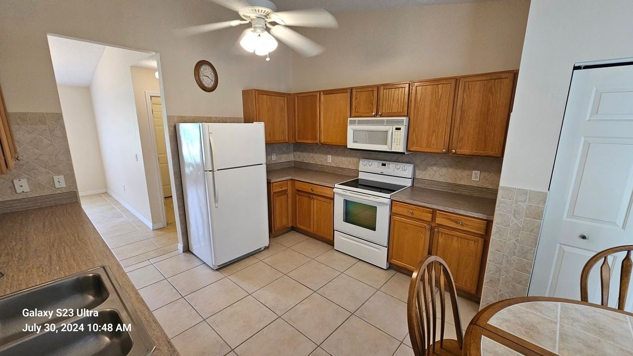 33 Fenwick Ln - Photo 2 of 14