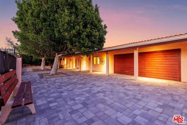 2320 N Sandra Rd - Photo 2 of 8