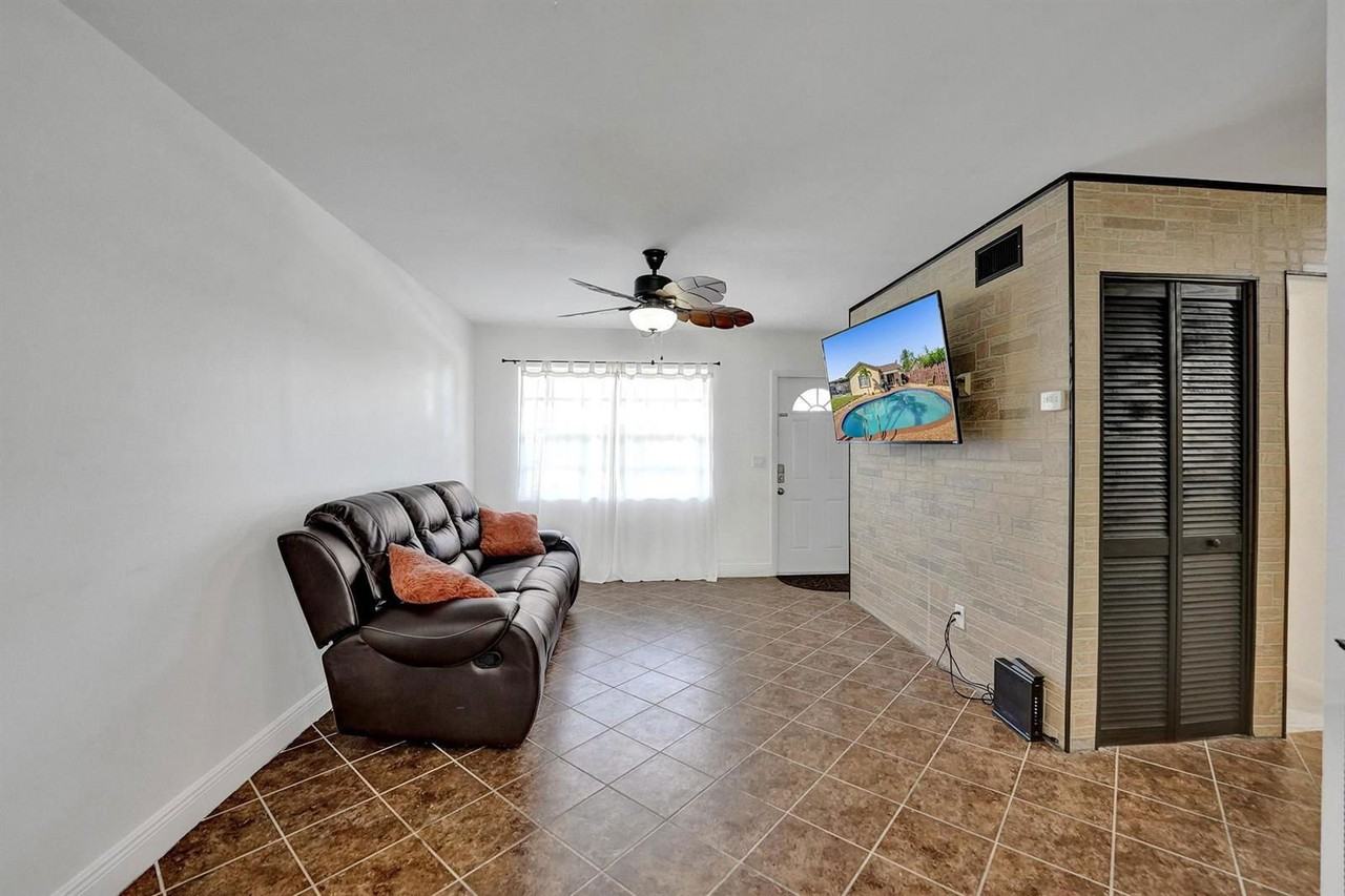 8360 Nw 47th St - Photo 3 of 8