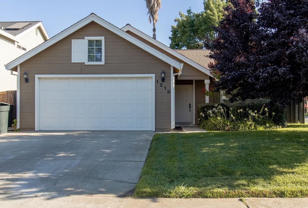 1219 Chesapeake Dr - Photo 3 of 49