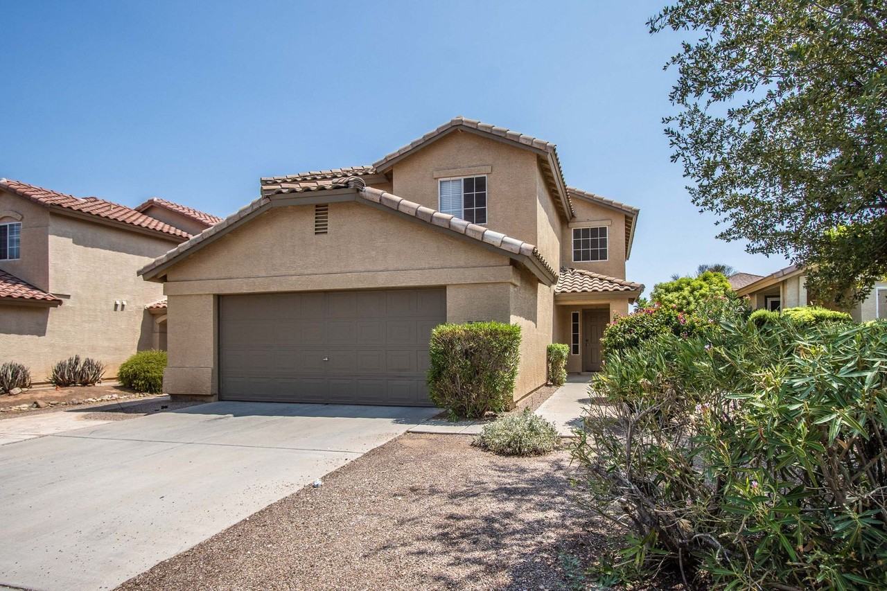 1037 E Desert Holly Dr