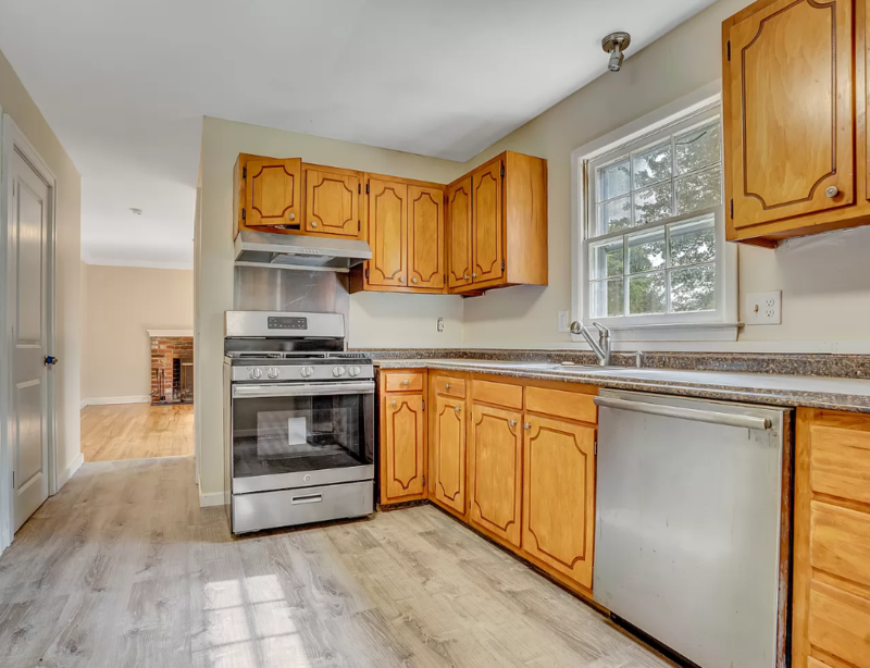 15 Joan Dr - Photo 3 of 10
