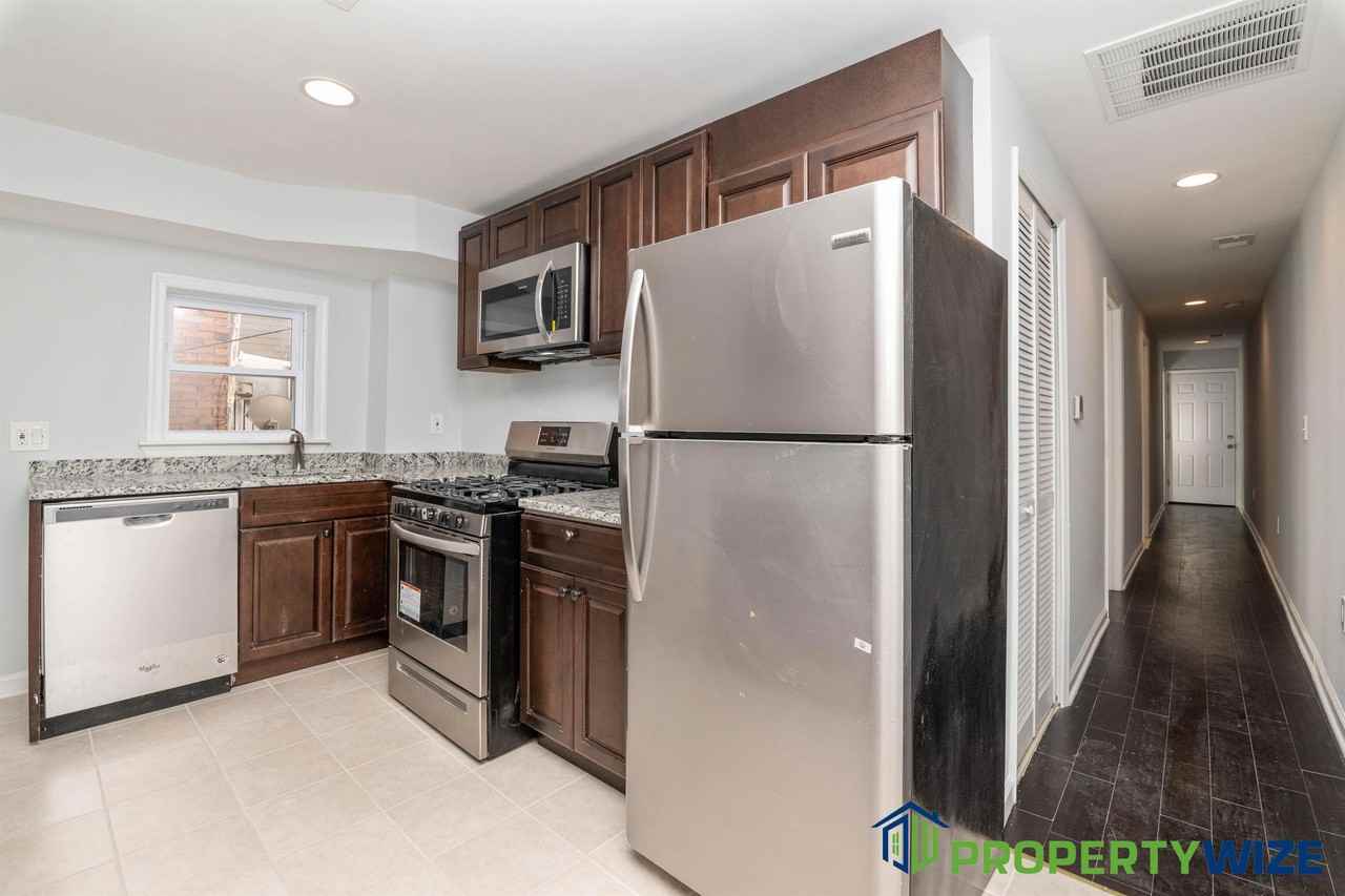 546 Saint Mary St - Photo 3 of 24