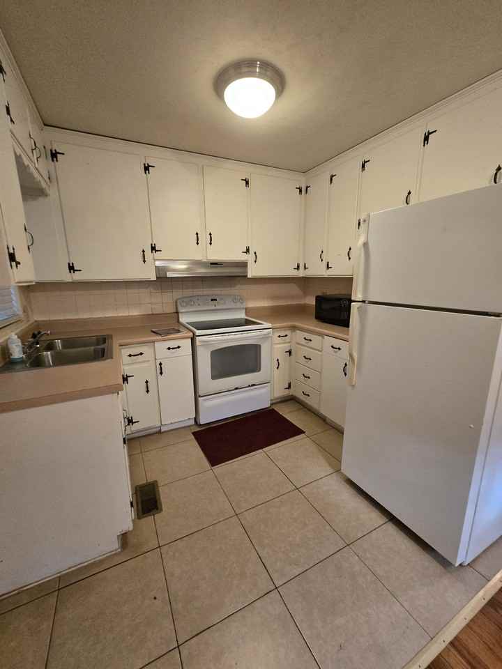 2065 Holmes St #1 - Photo 3 of 11