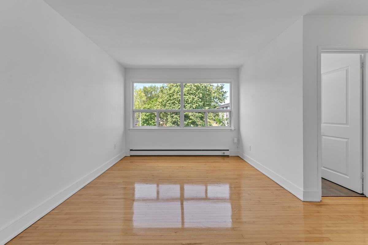 389-401 Yonge St - Photo 3 of 28