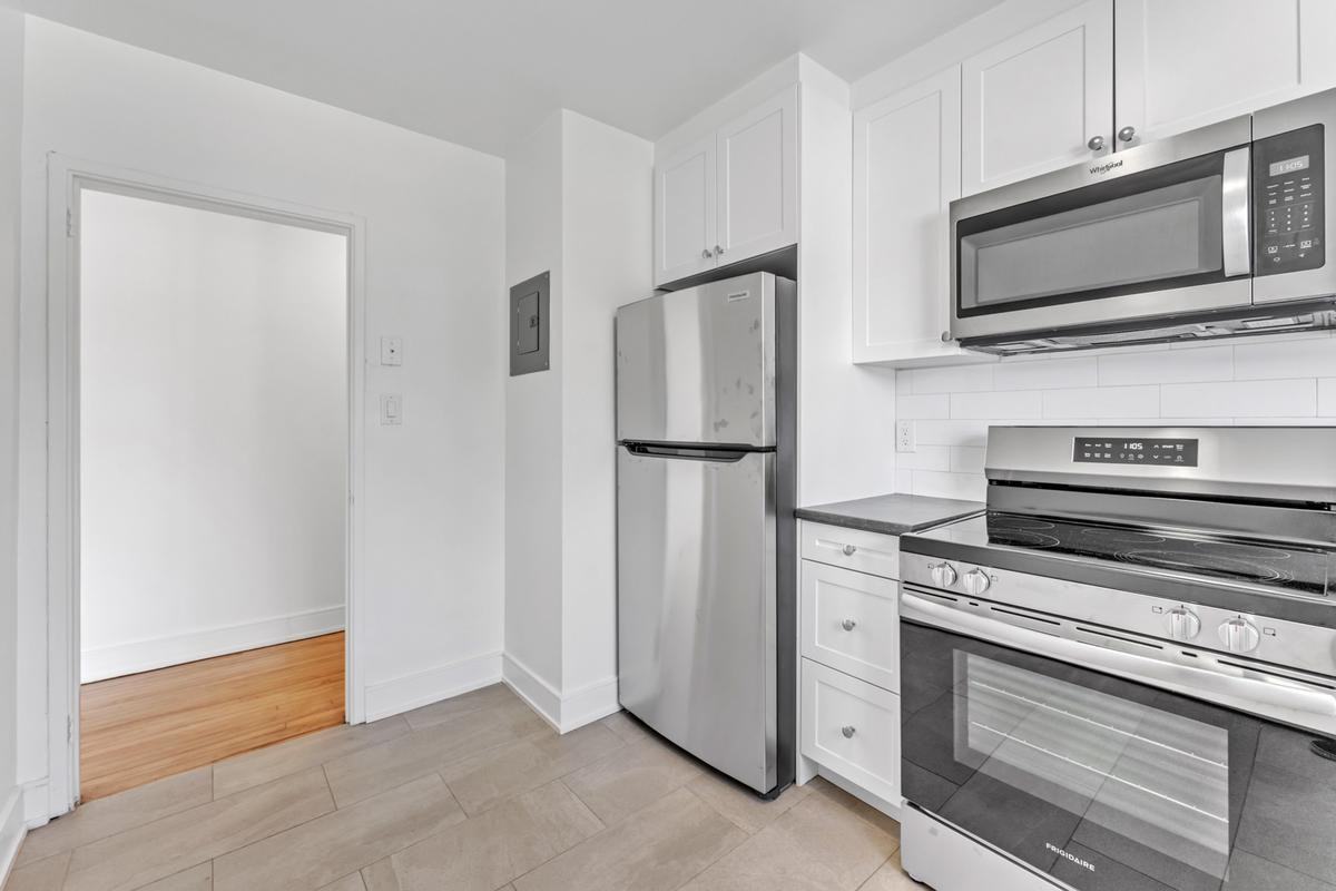 389-401 Yonge St - Photo 2 of 28