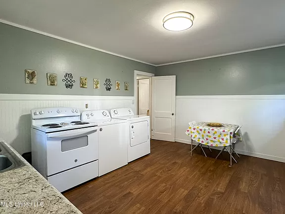 213 Lindale St - Photo 7 of 12