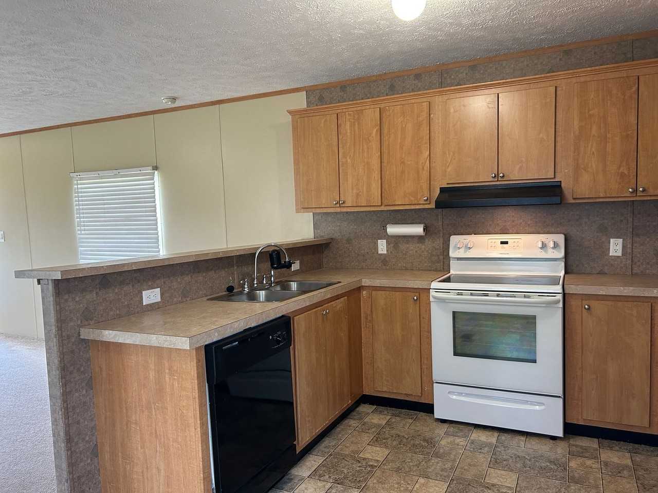 141 Robanna Cir - Photo 3 of 18