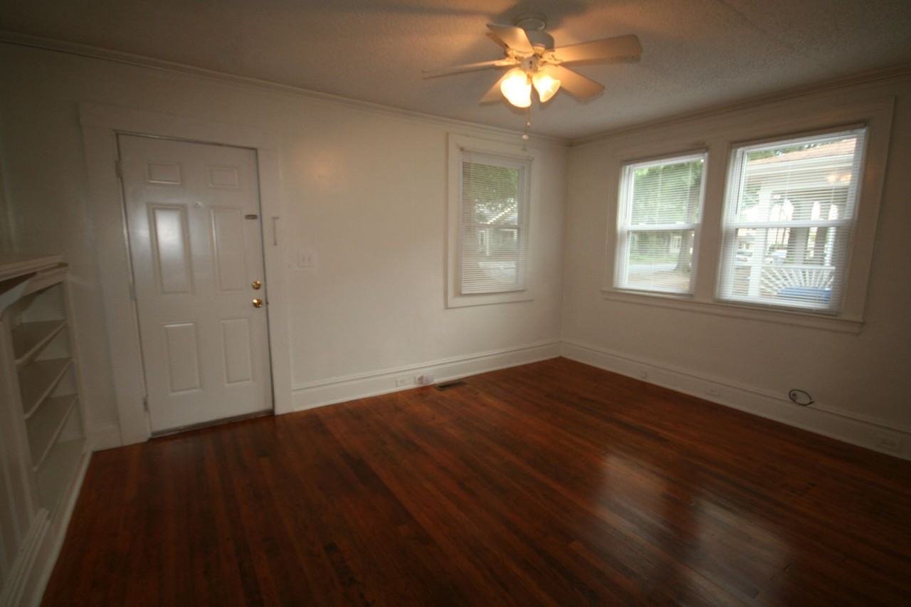 906 Lancaster - Photo 3 of 12