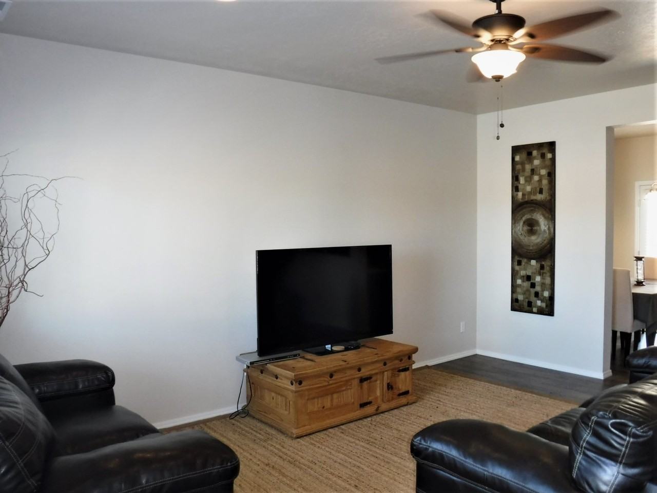 713 N Manship Ave - Photo 4 of 26