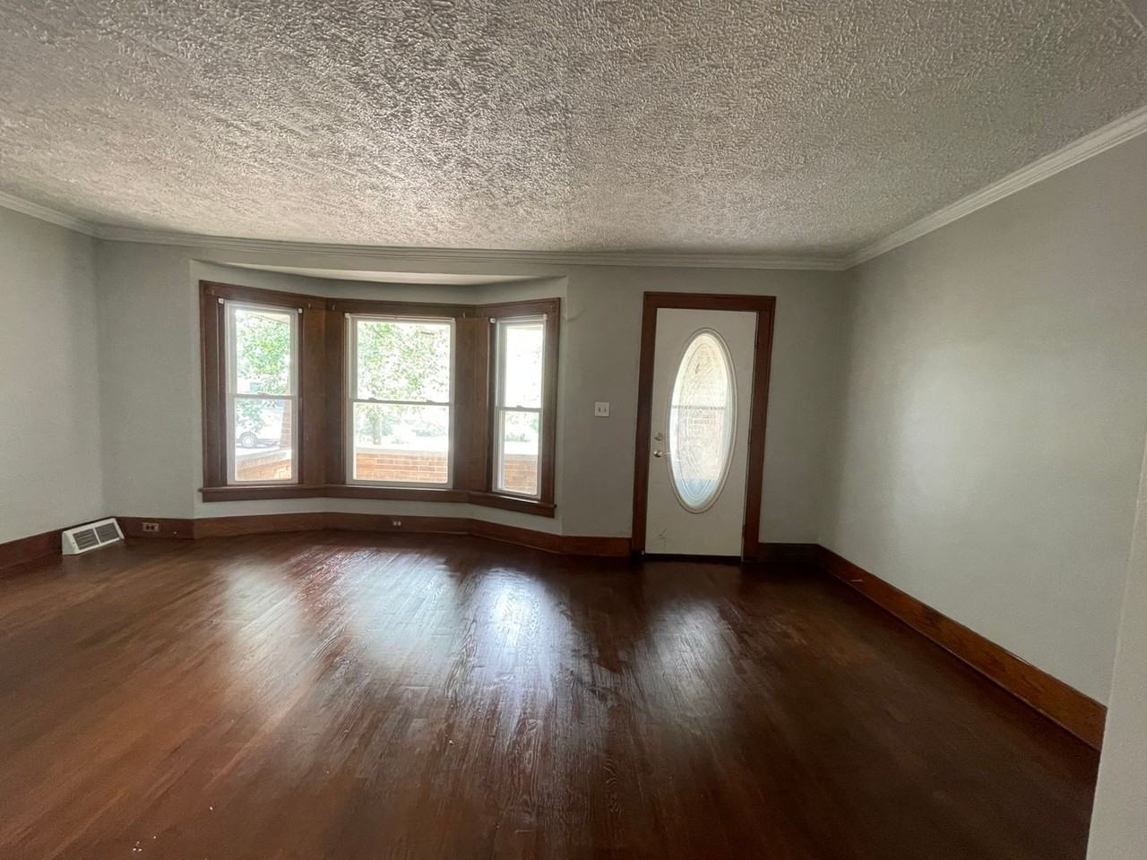 1043 White Ave Nw - Photo 2 of 21