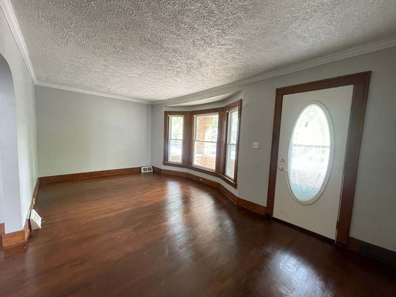 1043 White Ave Nw - Photo 3 of 21