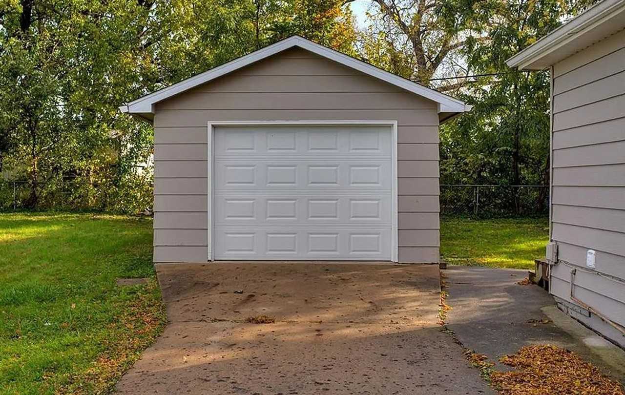 1431 E 19th St - Photo 3 of 23