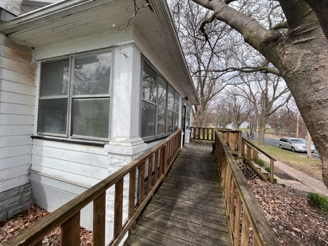 916 N Gaines St - Photo 2 of 14