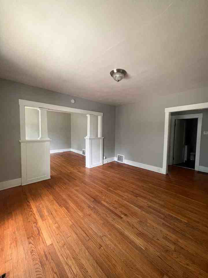 916 N Gaines St - Photo 5 of 14