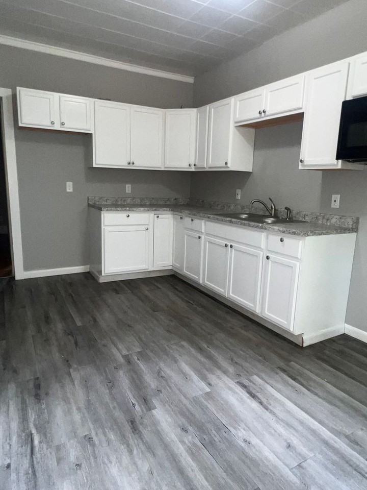 916 N Gaines St - Photo 7 of 14