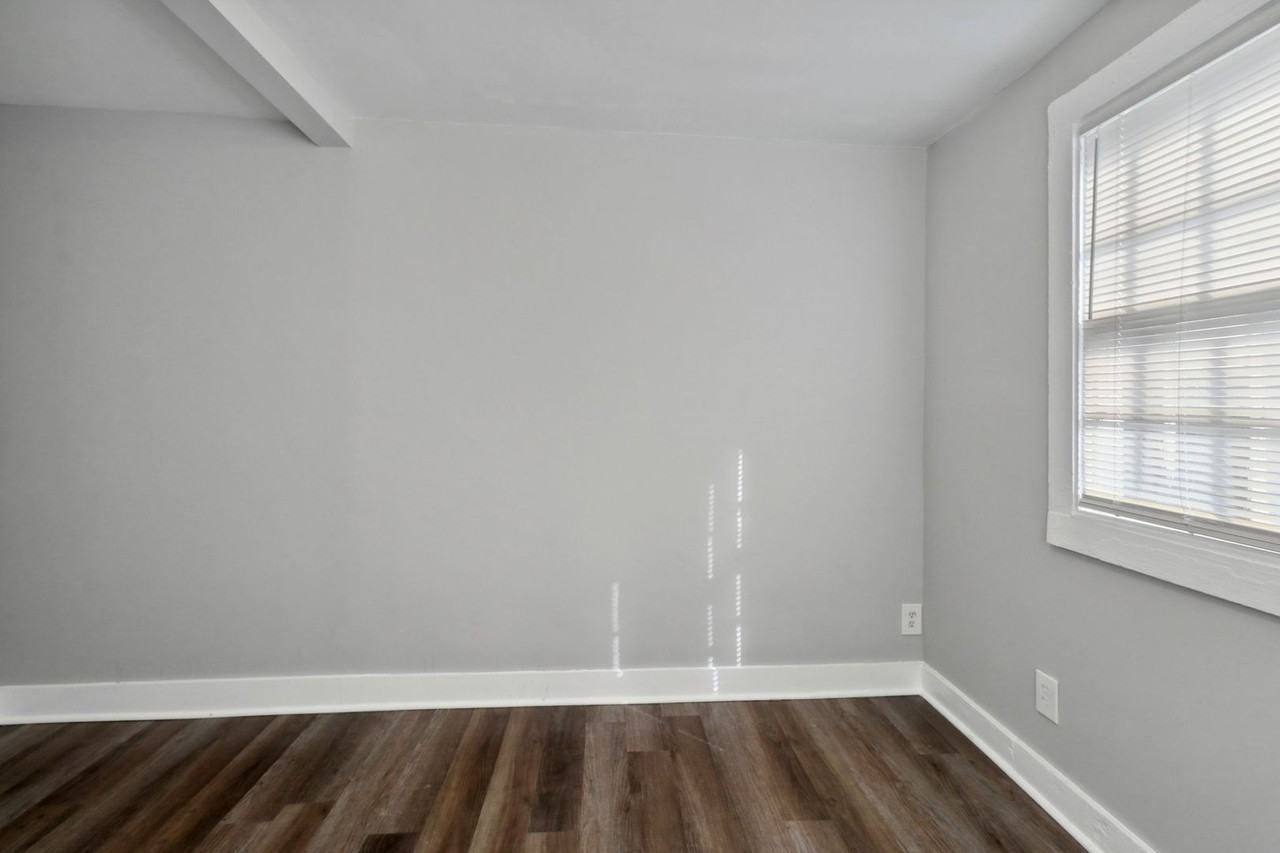 2132 Alaska St - Photo 3 of 11