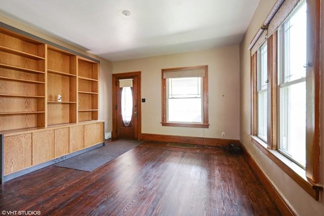 261 N Maple St - Photo 3 of 10