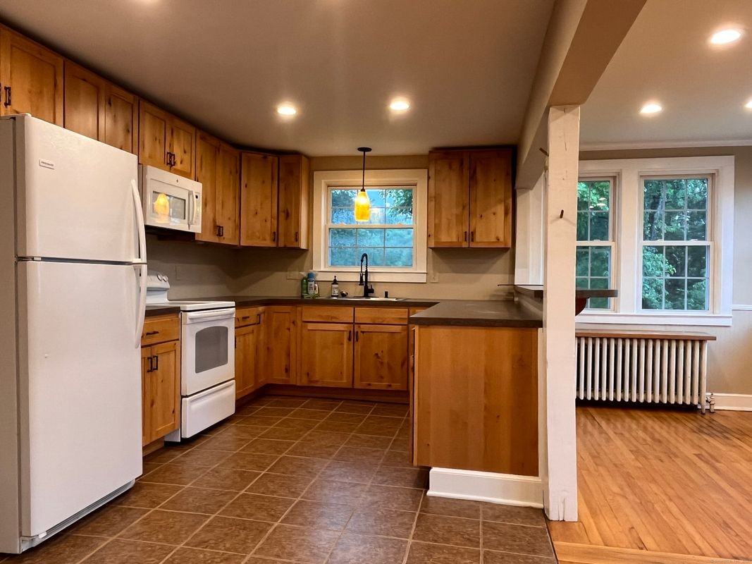 126 River Rd - Photo 2 of 24