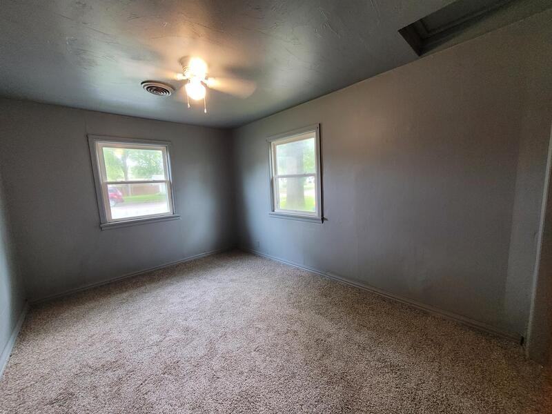 929 Biemeret St - Photo 2 of 5