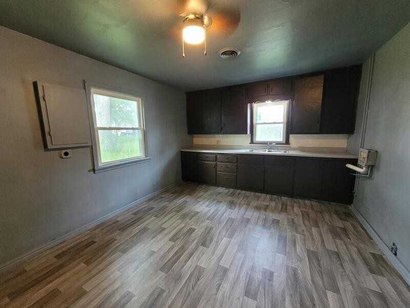 929 Biemeret St - Photo 3 of 5