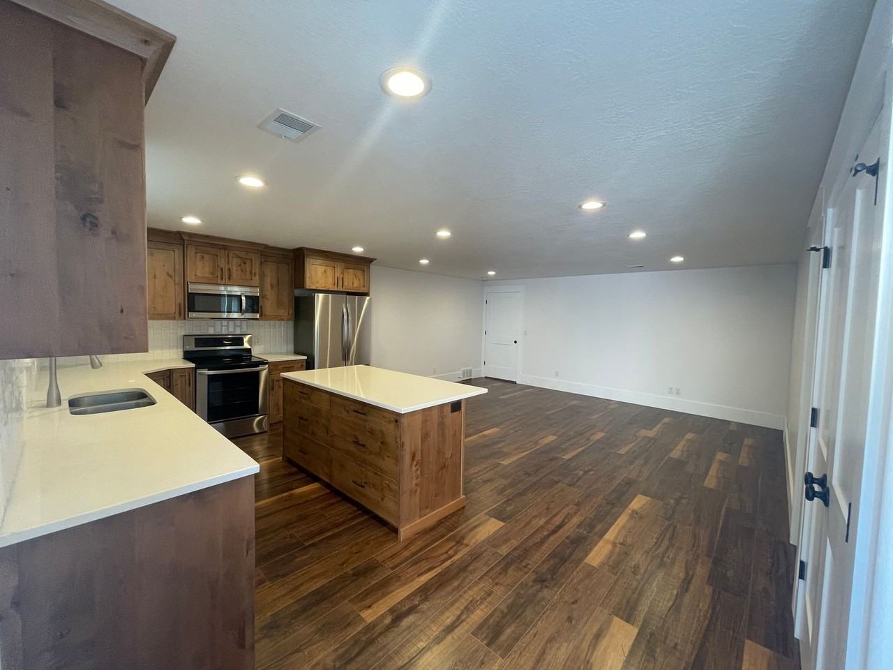 884 South Silvertree Lane - Photo 3 of 17